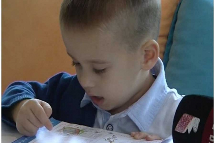 Mali Crnogorac sa 4 godine priča i piše na engleskom (VIDEO)