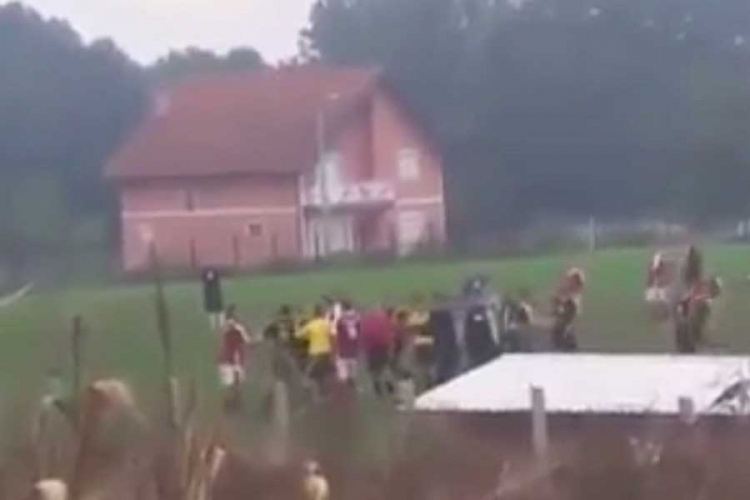 Igrači pretukli sudiju na utakmici u Lukavcu (VIDEO)