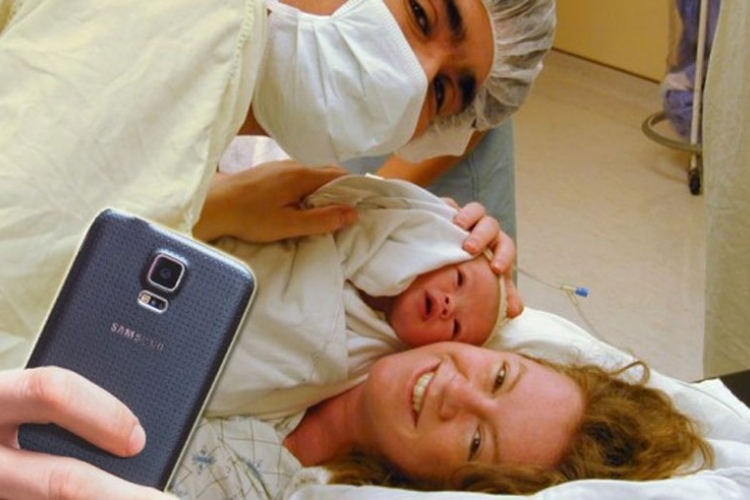 Selfi za vrijeme carskog reza: Nova moda među porodiljama