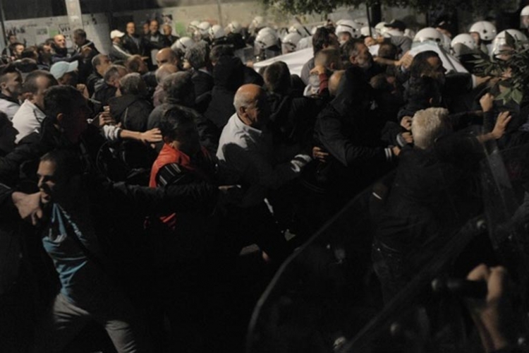 Podgorica: Policija bacala šok bombe i suzavac, protesti se nastavljaju(FOTO, VIDEO)