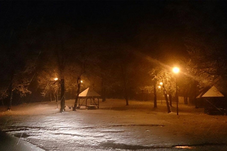 Banjaluka okićena prvim snijegom (FOTO)