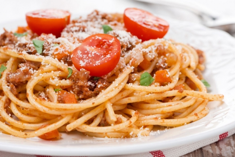 Slasne špagete sa slaninicom i bijelim lukom