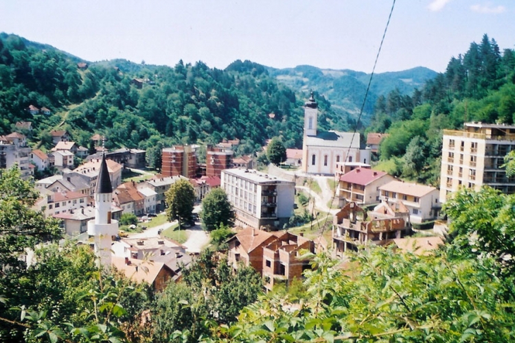 Specijalci pretresaju kuću bivšeg komandanta Armije RBiH u Srebrenici