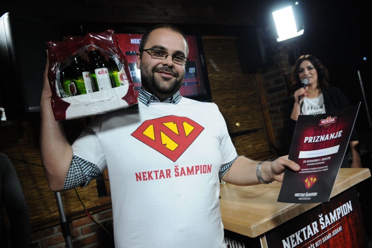 Takmičenje u brzom ispijanju piva: "Mondo" šampion, "Nezavisne" vicešampion