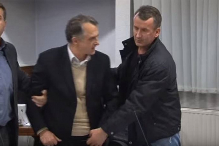 Nova tuča odbornika u skupštinskim klupama u Prnjavoru (VIDEO)