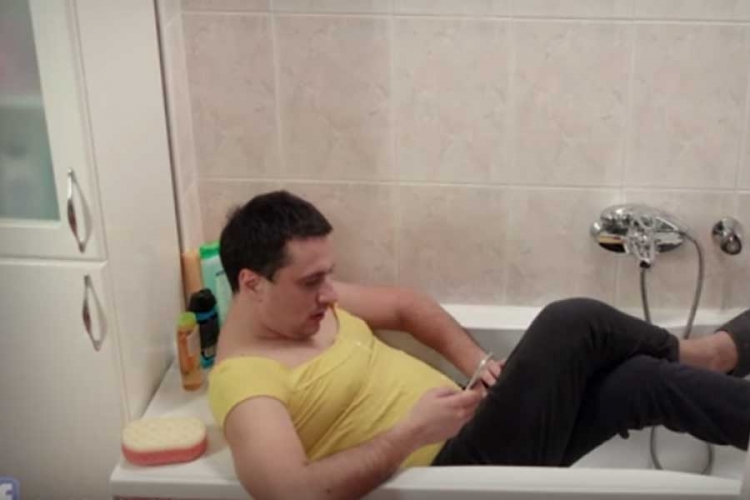 Smijeh do suza: Andrija i Anđelka u epizodi čišćenja kupatila (VIDEO)