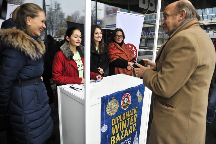 Supruge ambasadora prodavale ulaznice za Diplomatski zimski bazar (FOTO)