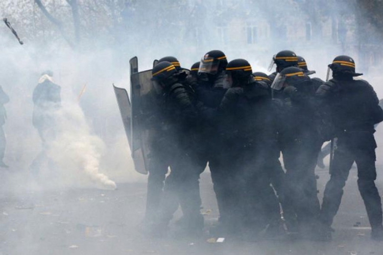 Pariz: Policija ispalila suzavac na demonstrante