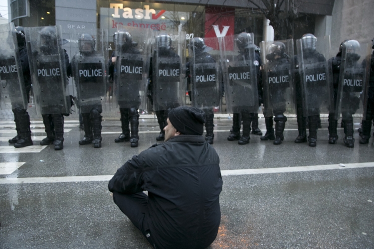 Policija i Kfor opkolili zgrade parlamenta i vlade u Prištini