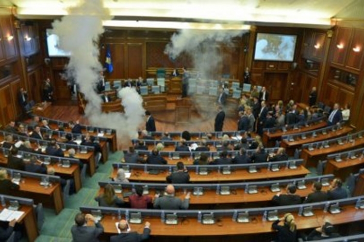 Kosovo: Ponovo suzavac u zgradi Skupštine