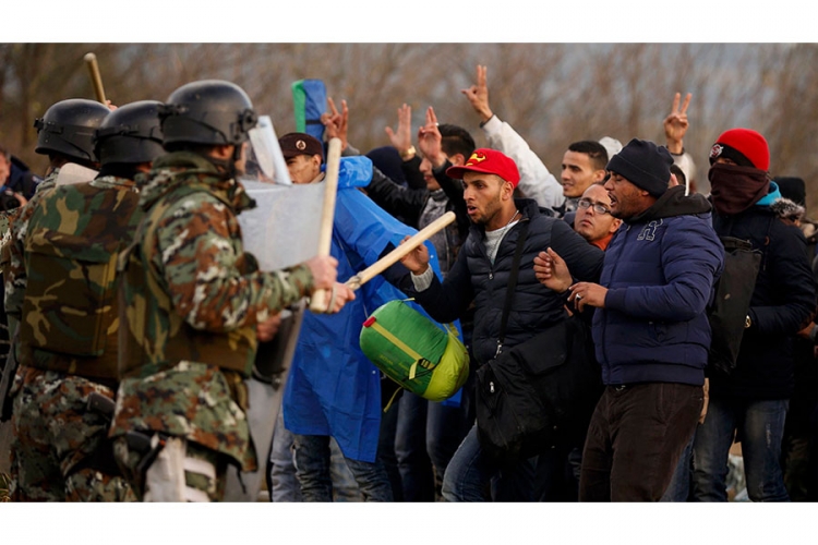 Napeto u Đevđeliji: Migranti protestvuju na žičanoj ogradi, vojska spremila suzavac i vodene topove