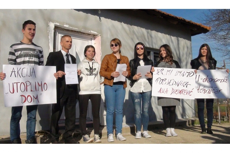 Učenici generacije, Ajli Dizdarević iz Velike Kladuše, pomažu vršnjaci