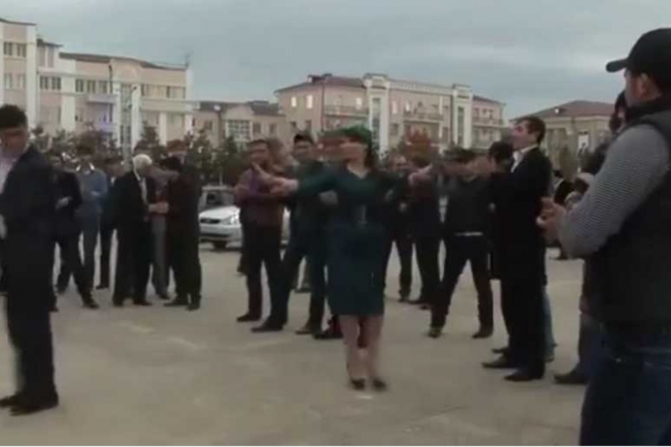 Ovo je tradicionalna čečenska svadba: Limuzine i kalašnjikovi (VIDEO)
