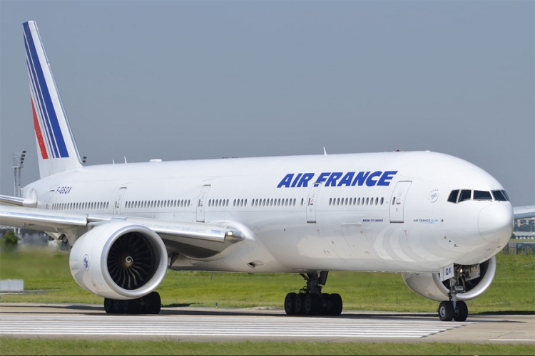 Avion Er Fransa prinudno sletio zbog sumnje na bombu