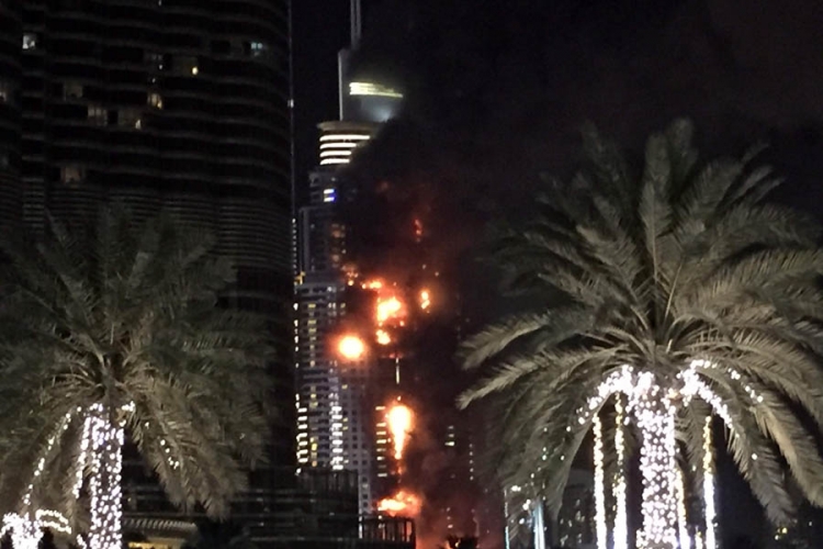 Veliki požar u blizini Burdž Kalife, jedan poginuli (VIDEO)