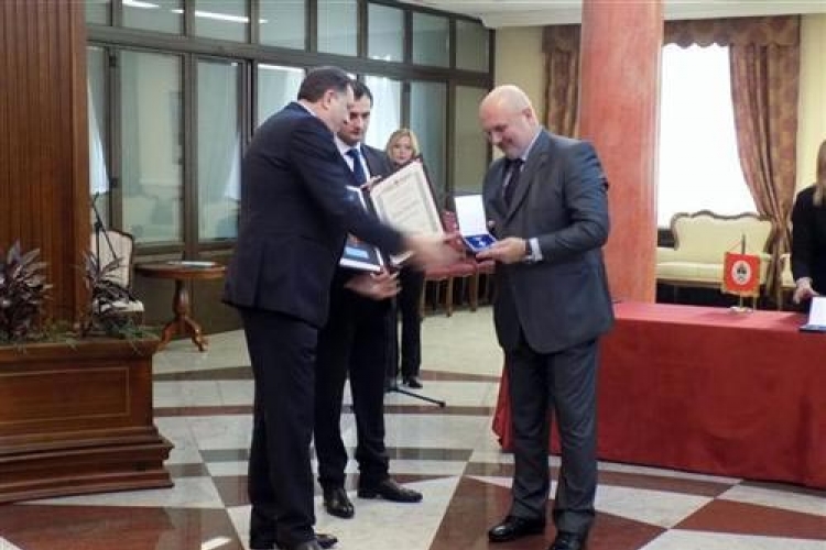 Dodik odlikovao zaslužne pojedince i institucije
