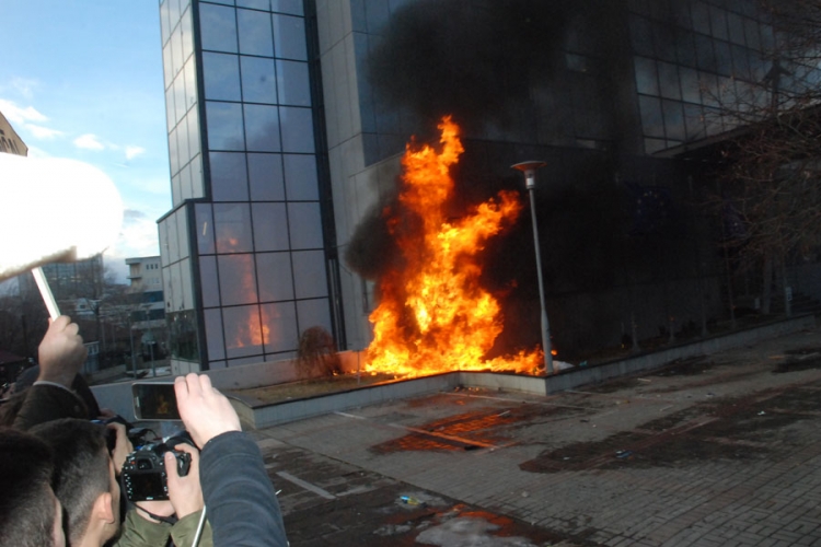 Priština: Povrijeđeno 10 policajaca, dva novinara, uhapšena 24 demonstranta
