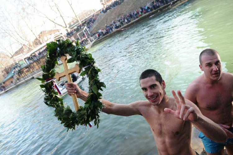 Ni minus nije spriječio tradiciju: Građani RS plivali za Časni krst (FOTO)