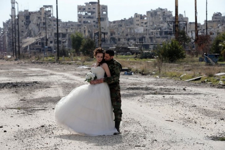 Ljubav prkosi ratu: Sirijski par se vjenčao u razrušenom Homsu (FOTO)


