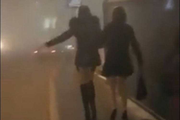 Jedva ostale na štiklama: Pijane djevojke teturale ulicama Brčkog (VIDEO)