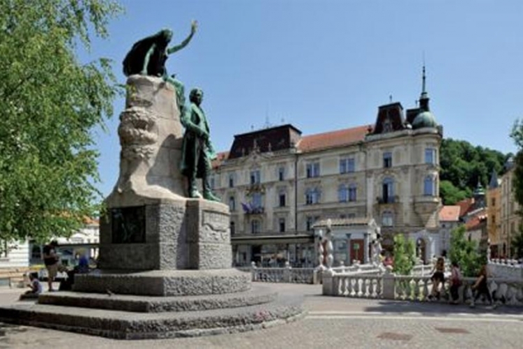 Prešernov spomenik u centru Ljubljane obmotan žicom