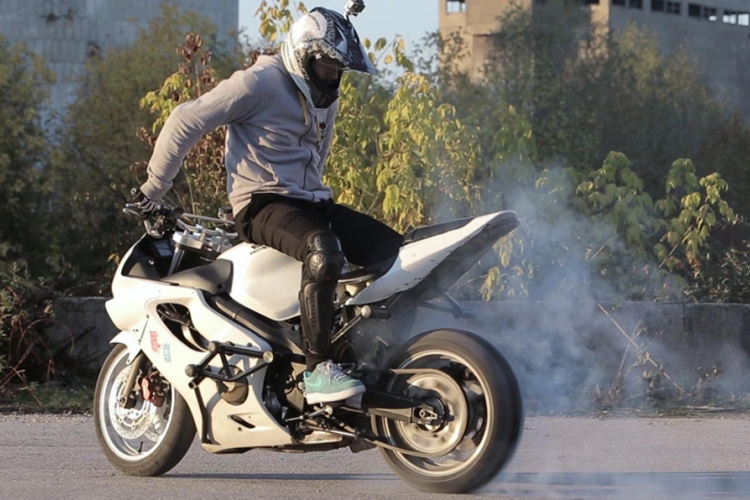 Nemanja Mihajlović vozi motor na način na koji niste navikli (FOTO, VIDEO)