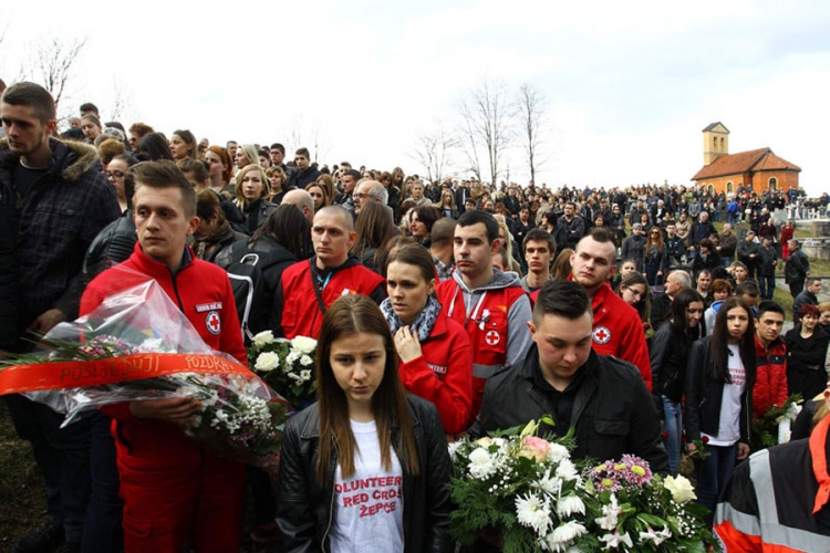 Tuga u Žepču: Nevena Mijić sahranjena u bijeloj vjenčanici sa 150 cvjetova
