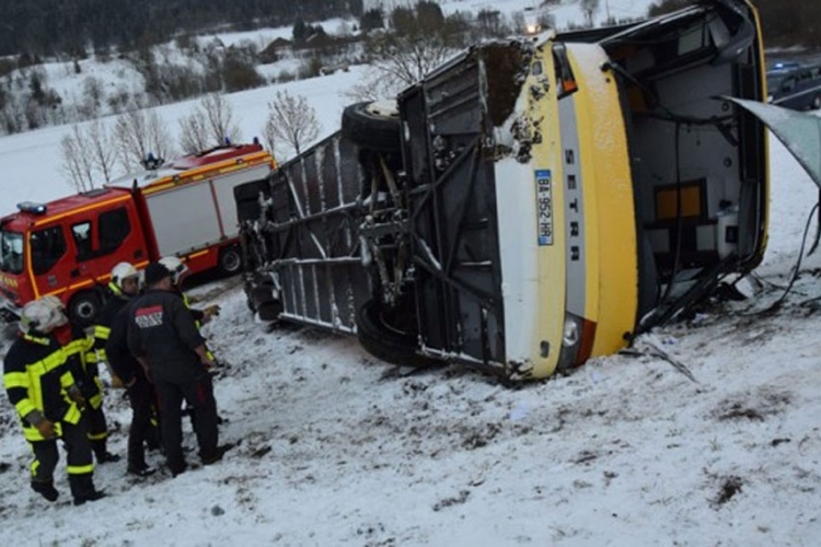 Francuska: Školski minibus udario u kamion, poginulo šestoro