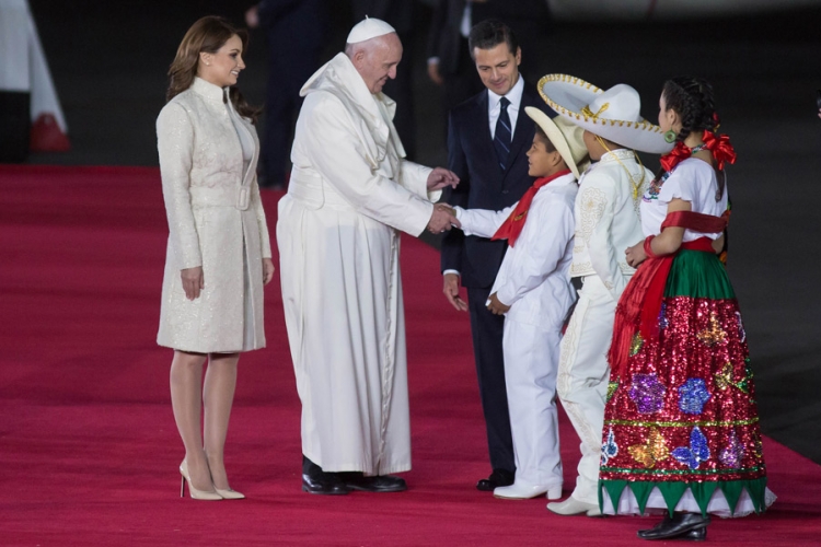Papa Franjo u Meksiku: Doček uz tradicionalne plesove, marijačije i hiljade građana na ulicama
