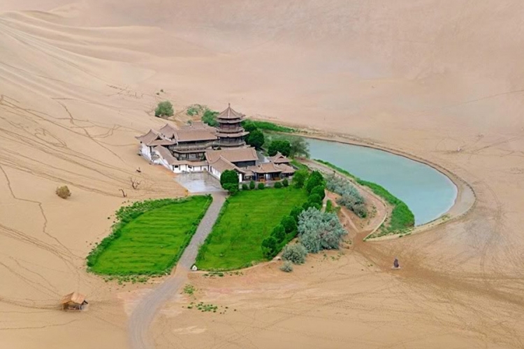 Neobično jezero Dunhuang u sred pustinje (FOTO)