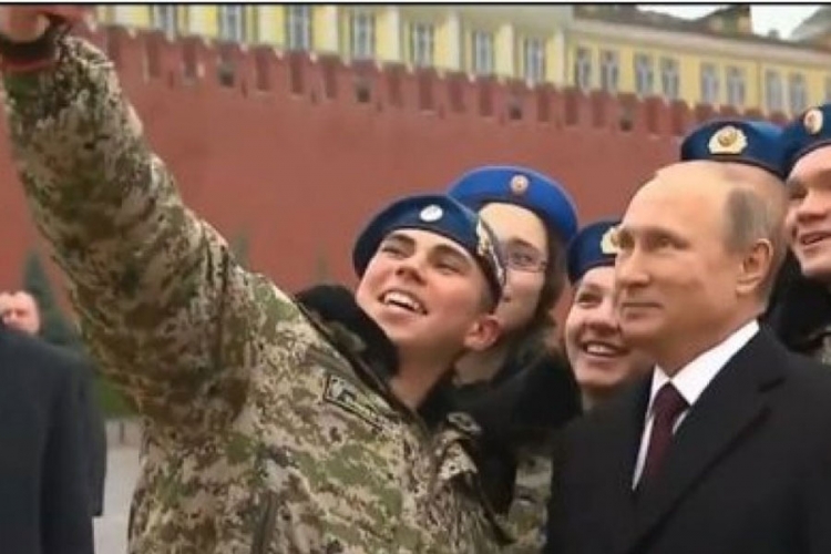 Šta se desi kada vojnik pita Putina za selfi? (VIDEO)