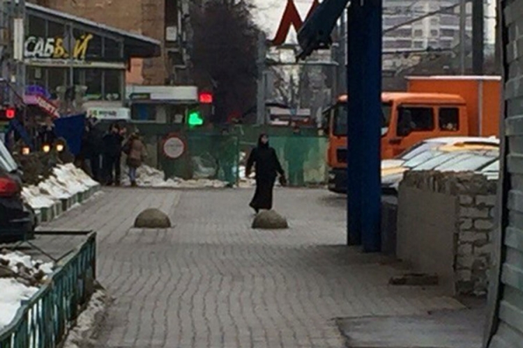 Žena sa odsječenom glavom djeteta šetala ulicom u Moskvi (VIDEO)