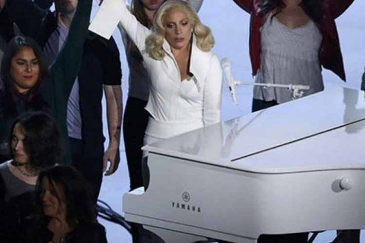 Lejdi Gaga nadmašila samu sebe i dovela publiku do suza (VIDEO)