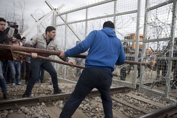 Đevđelija: Makedonci krpe ogradu, izbjeglice sjede na pruzi (VIDEO)