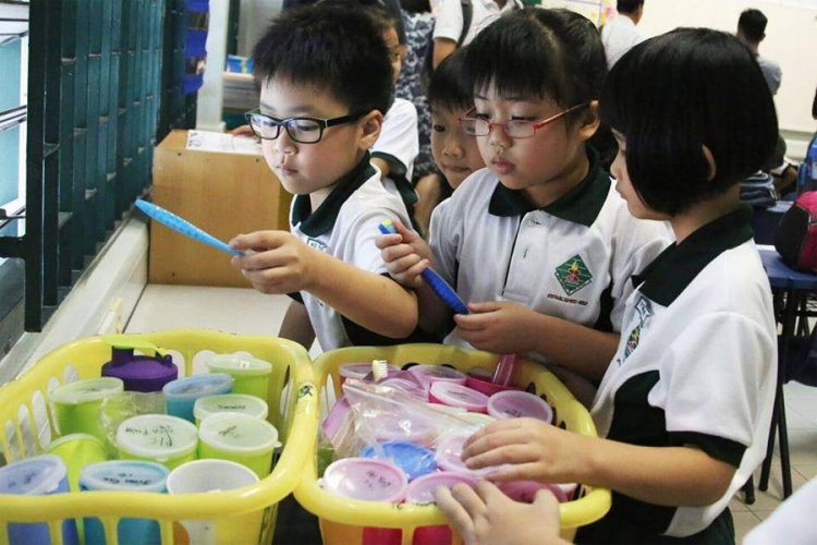 Singapurski učenici sami čiste škole