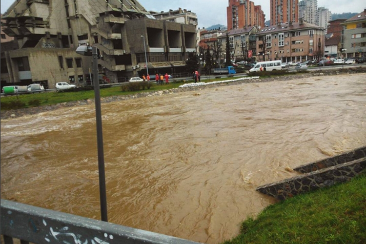 Srbija: Izlile se rijeke, vanredno u Čačku, Lučanima i Arilju (VIDEO)