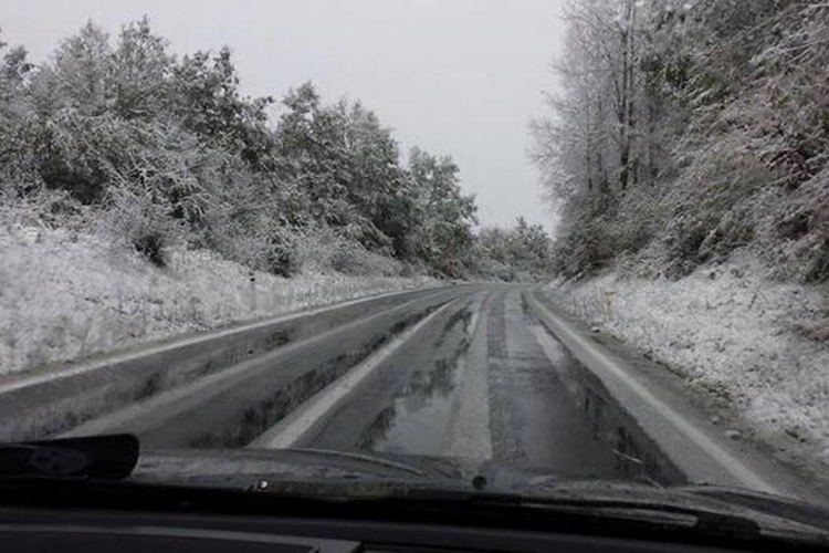 Snijeg otežava saobraćaj, na Borju popriječen šleper