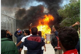 Haos na Lezbosu: Sukob policije i migranata, zapaljeni kontejneri