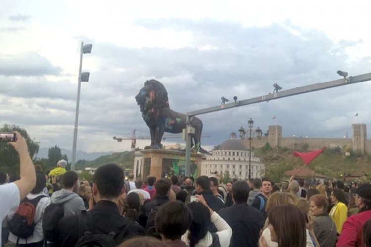 Demonstranti ofarbali lavove na mostu "Goce Delčev" u Skoplju
