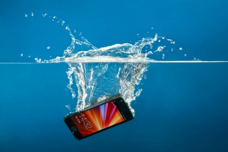 6 načina da spasite telefon kada upadne u vodu (FOTO)