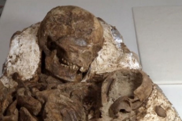 Arheolozi otkrili 4800 godina starog fosila mame koja grli bebu