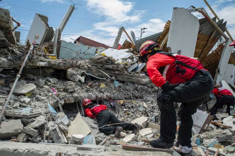 Pronađen živ ispod ruševina 13 dana posle zemljotresa