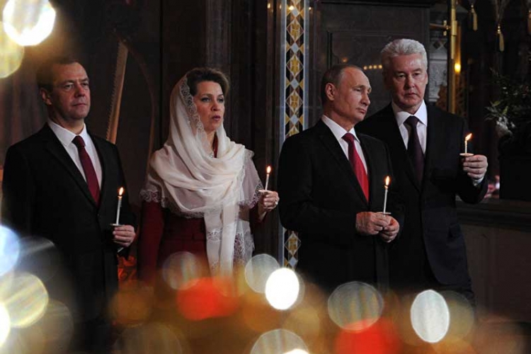 
Moskva: Vaskršnjoj liturgiji prisustvuju Putin i Medvedev