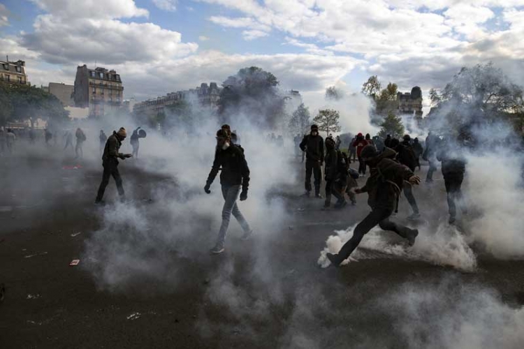 Pariz: Demonstranti gađali flašama policiju (VIDEO)