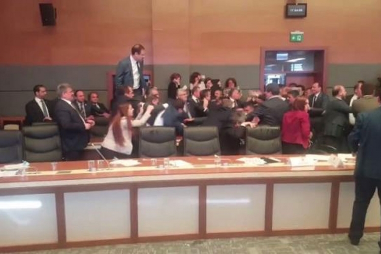 Turska: Masovna tuča poslanika u parlamentu 