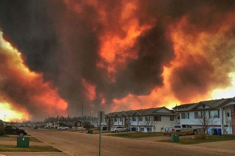 Veliki požar u Kanadi guta sve pred sobom: Evakuisano oko 100 hiljada ljudi (VIDEO)