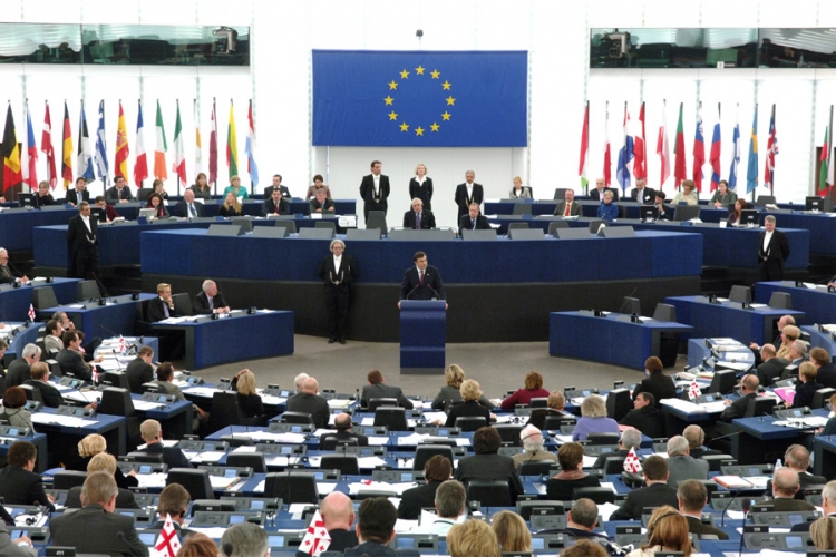 Pogledajte kolike plate imaju parlamentarci EU i kako ih "zarađuju" (VIDEO)