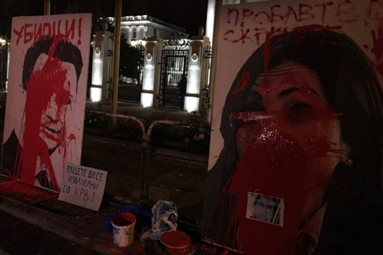 Demonstranti ofarbali trg u Skoplju crvenom bojom (VIDEO)