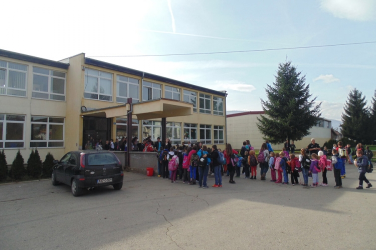 Kiseljak: Nastavnik bacao stolove u učionici, povrijeđeno šest učenika