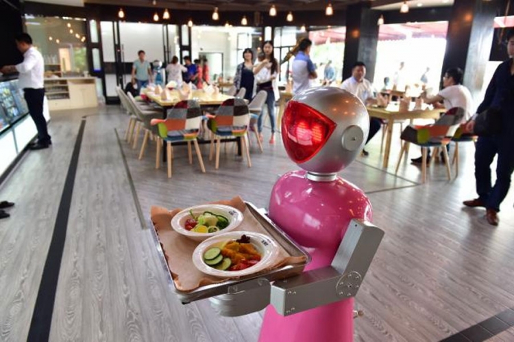Roboti kao konobari u Kini